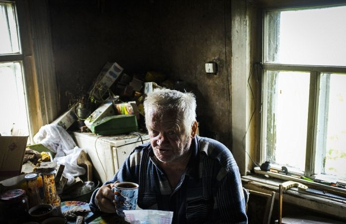Eerie Photos Capture The Lives Of People Living In Russia's Dying Towns (17 pics)