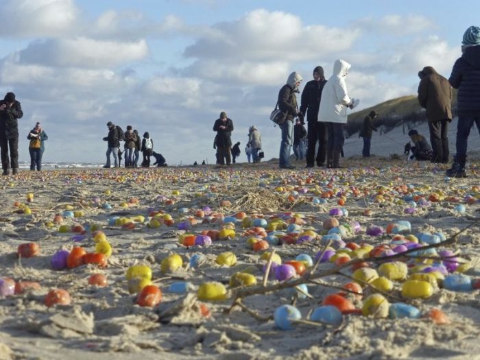 Children On North Sea Island Delighted By Flood Of Plastic Eggs (9 pics)