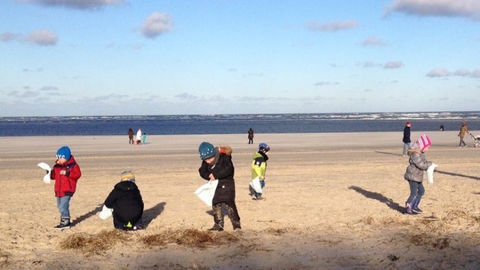 Children On North Sea Island Delighted By Flood Of Plastic Eggs (9 pics)