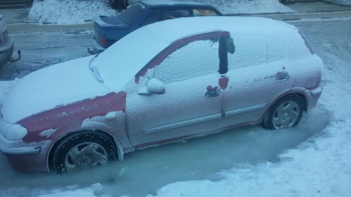 Frozen Car Wheels Stuck In The Ice (5 pics)