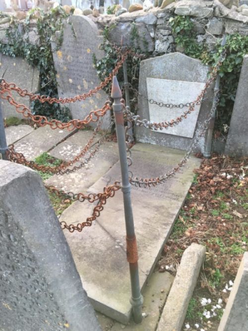 This Grave Is Surrounded By Chains For A Strange Reason (4 pics)