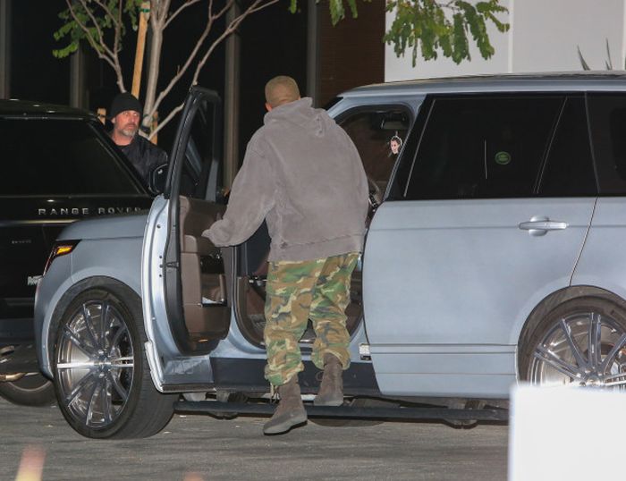 People Love The Fact That Kanye West Has A Crying Kim Emoji In His Car (2 pics)