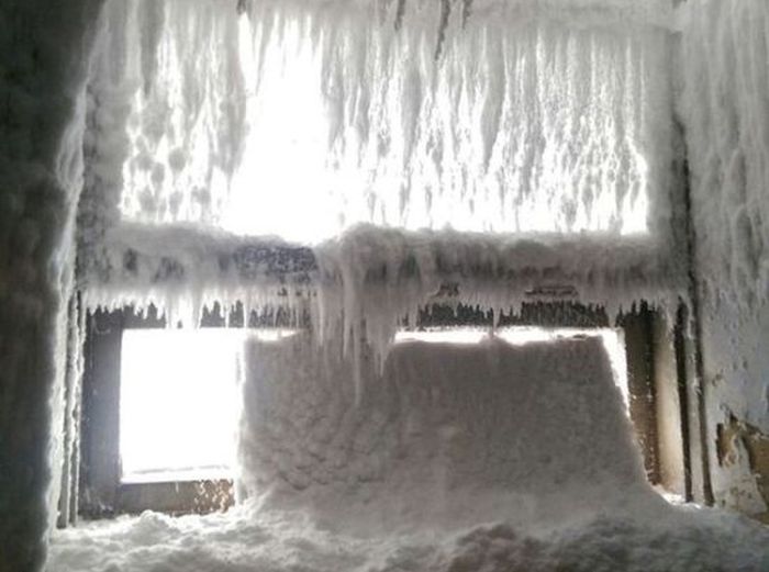 This Entrance To A Russian Hostel Is Covered In Ice (3 pics)