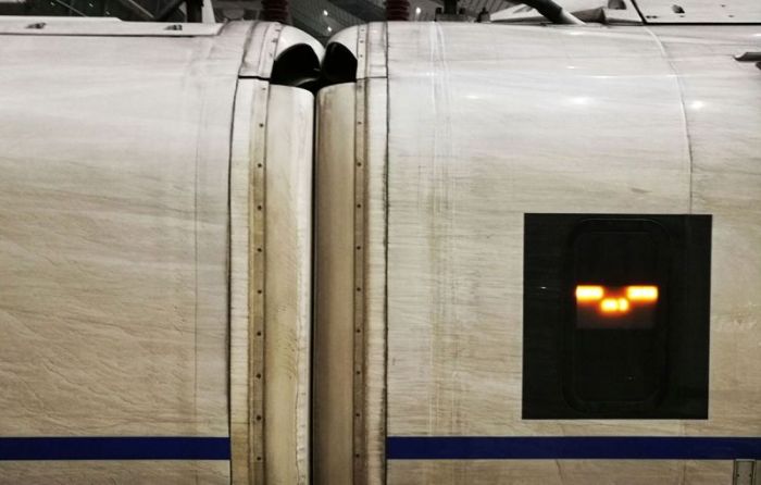 Train Traveling From Shanghai To Beijing Covered In Smog (6 pics)
