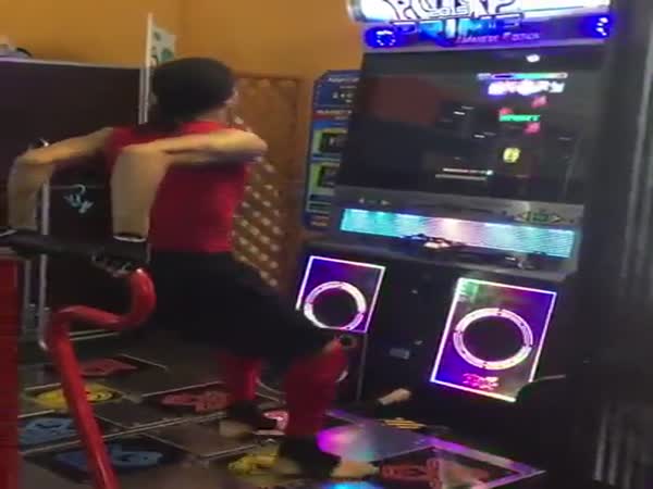 Japanese Guy Destroys DDR Like Its Nothing