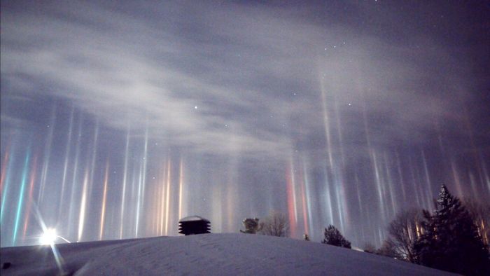 Phenomenon Known As Light Pillars Illuminates Ontario Night Sky (5 pics)