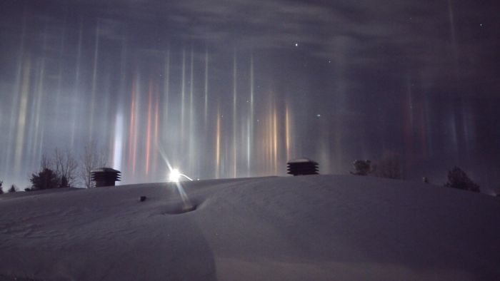 Phenomenon Known As Light Pillars Illuminates Ontario Night Sky (5 pics)