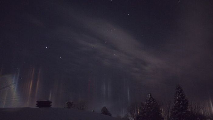 Phenomenon Known As Light Pillars Illuminates Ontario Night Sky (5 pics)