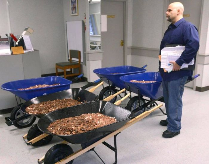 Man Uses 300,000 Pennies To Pay The DMV (3 pics)