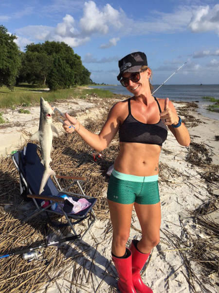 Pics That Prove Hot Girls Like To Fish Too (45 pics)