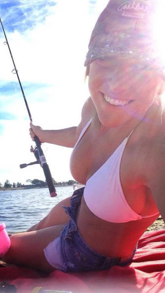 Pics That Prove Hot Girls Like To Fish Too (45 pics)