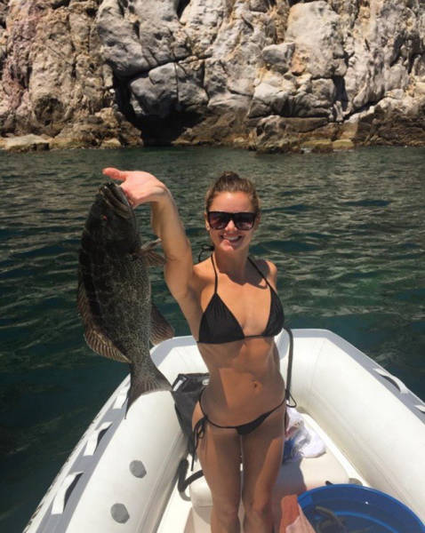 Pics That Prove Hot Girls Like To Fish Too (45 pics)