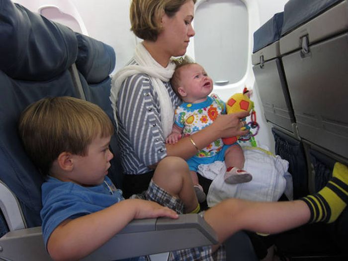 Parents Are Handing Out Goodie Bags When They Fly With Kids (7 pics)