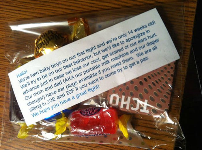 Parents Are Handing Out Goodie Bags When They Fly With Kids (7 pics)