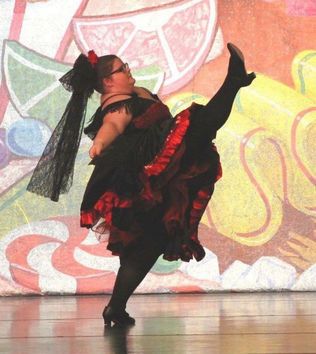 Overweight Ballerina Dances Better Than The Skinny Girls (12 pics + video)