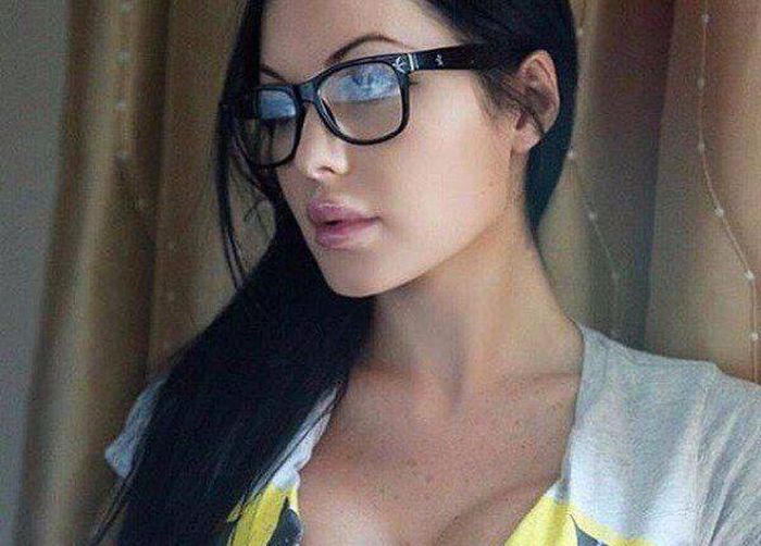 Girls Who Prove Glasses Are Extremely Sexy (51 pics)