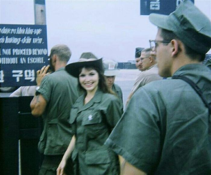 Throwback Photos From The Vietnam War (51 pics)