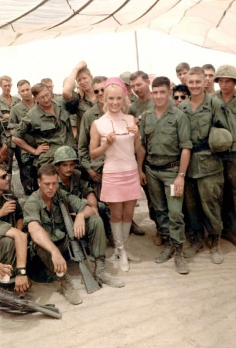 Throwback Photos From The Vietnam War (51 pics)