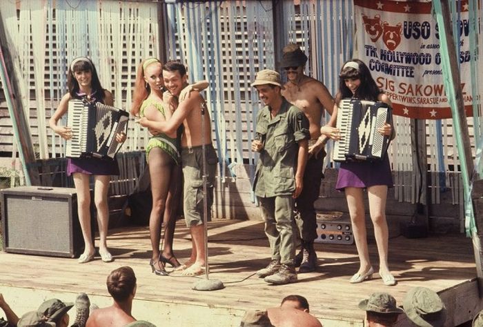 Throwback Photos From The Vietnam War (51 pics)