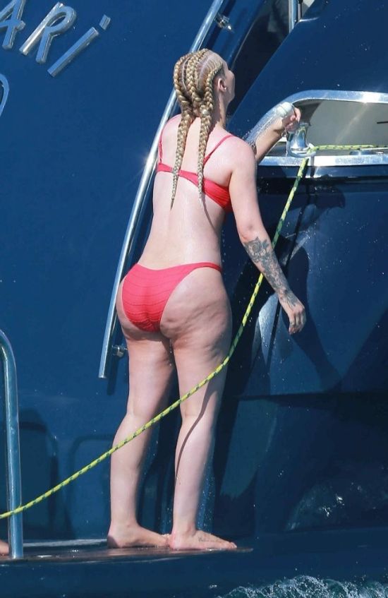 Iggy Azalea Gets Wet And Wild While Wearing A Bikini In Mexico (6 pics)