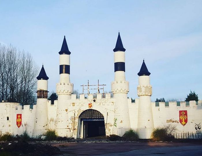 This Guy's Photos Of An Abandoned Theme Park Will Terrify You (6 pics)