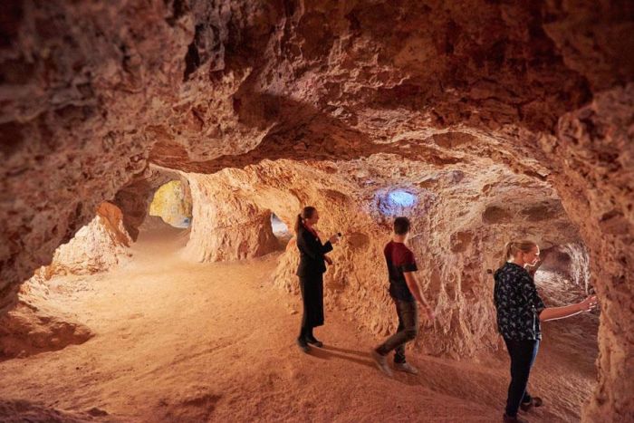 Thousands Of People Are Living Inside A Luxurious Hole In The Australian Desert (8 pics)