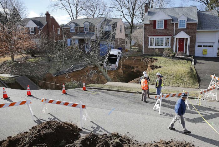 Large Sinkhole Swallows A Yard In Cheltenham (6 pics)