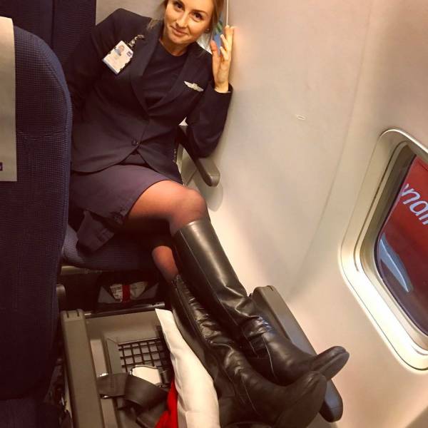 You'll Never Come Home If You Fly With This Gorgeous Woman (36 pics)