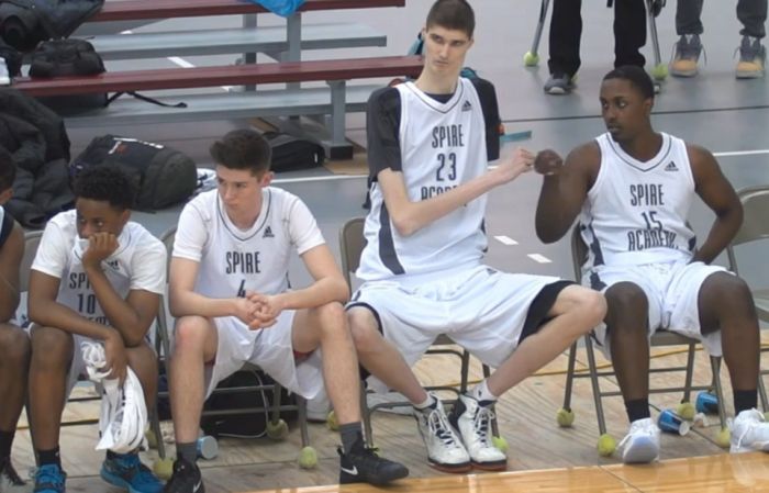 Robert Bobroczky Is So Tall He Doesn't Even Look Real (5 pics)