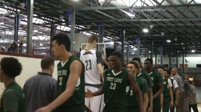Robert Bobroczky Is So Tall He Doesn't Even Look Real (5 pics)