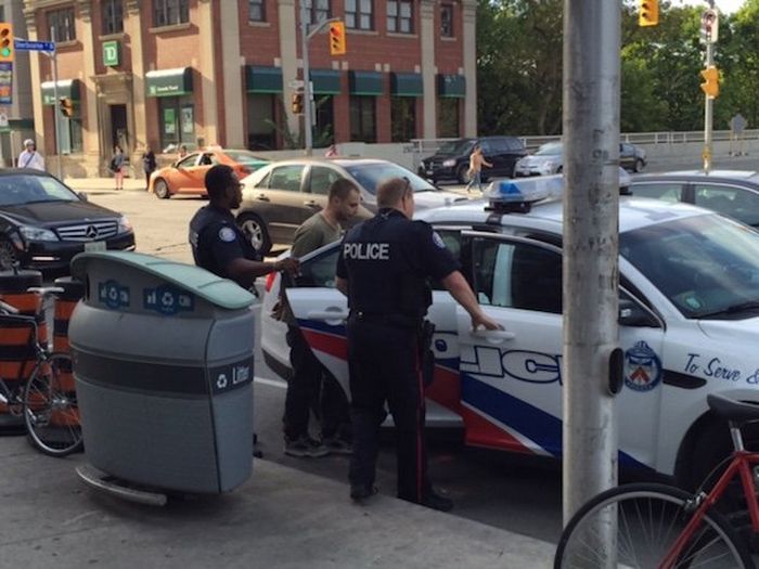 Moron Gets Busted While Trying To Sell A Stolen Bike (8 pics)