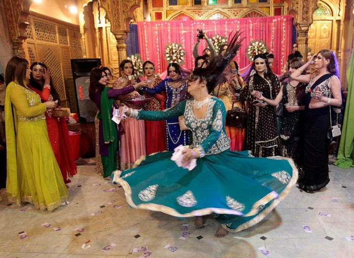 Photos From A Transgender Party In Pakistan (10 pics)
