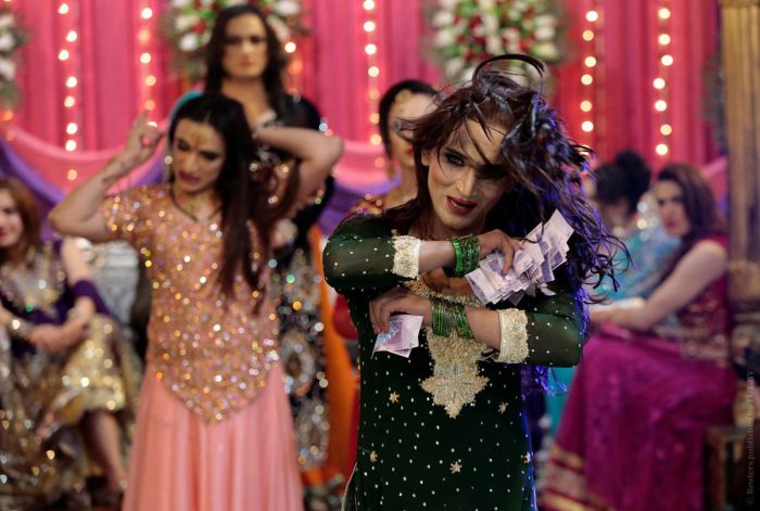 Photos From A Transgender Party In Pakistan (10 pics)