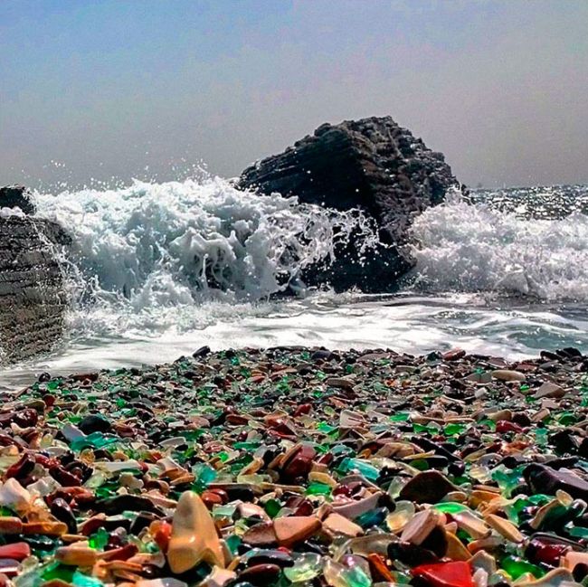 The Ocean Has Turned This Russian Beach Into A Colorful Scene (8 pics)