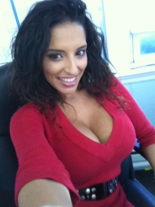 When Hot Girls Get Bored At Work (40 pics)