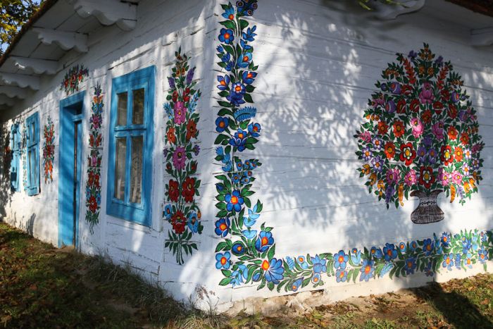 This Little Polish Village Is Covered In Colorful Flower Paintings (31 pics)