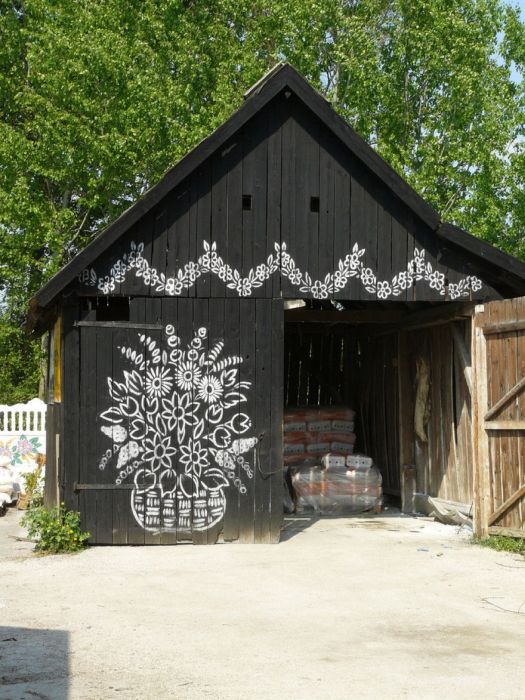 This Little Polish Village Is Covered In Colorful Flower Paintings (31 pics)