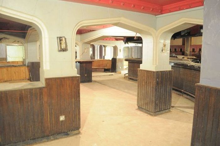 Amazing Hidden Pub Discovered Underneath A Shopping Center (11 pics)