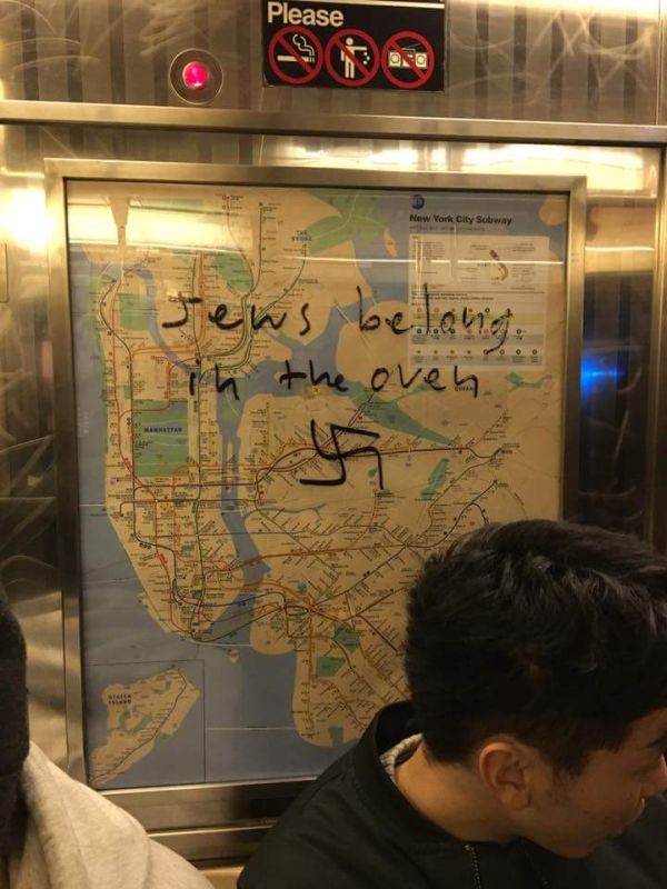 Passengers Clean Up Hateful Messages In New York City Subway Cars (5 pics)