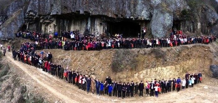 Family Of 500 Gets Together For A Group Photo (4 pics)