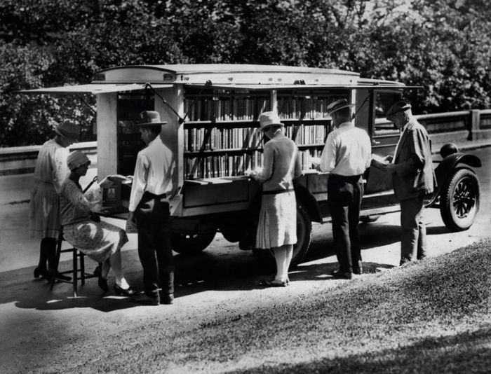 Before Amazon People Got Their Books From Bookmobiles (28 pics)