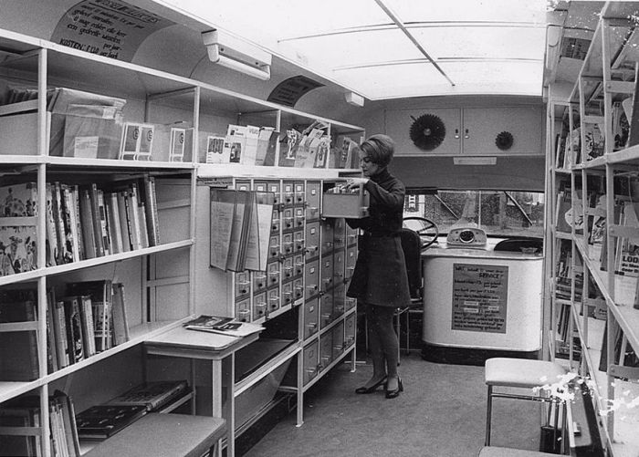 Before Amazon People Got Their Books From Bookmobiles (28 pics)
