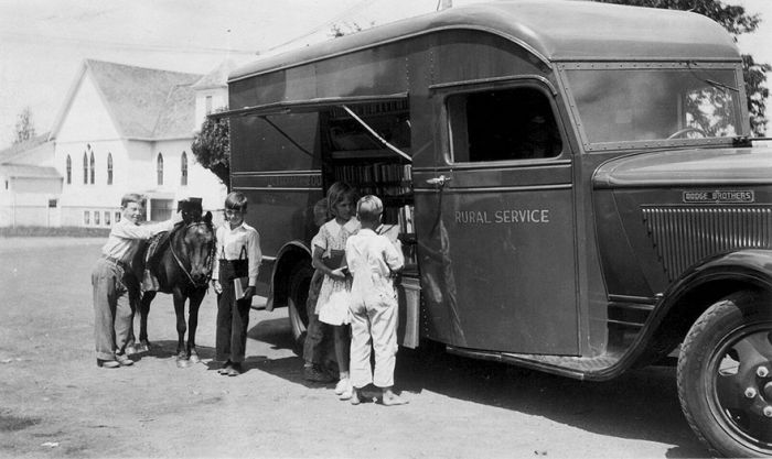 Before Amazon People Got Their Books From Bookmobiles (28 pics)