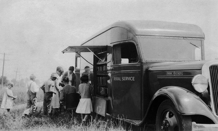 Before Amazon People Got Their Books From Bookmobiles (28 pics)