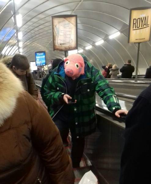 Brave Souls Who Wore Outrageous Outfits In Public (42 pics)