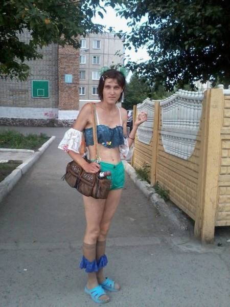 Brave Souls Who Wore Outrageous Outfits In Public (42 pics)