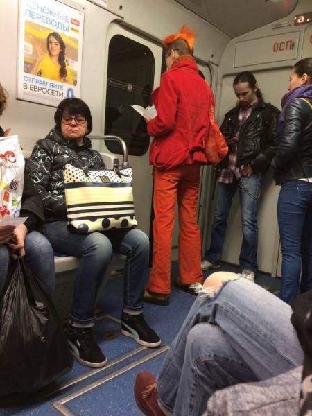 Brave Souls Who Wore Outrageous Outfits In Public (42 pics)