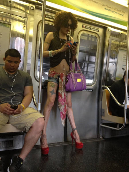 Brave Souls Who Wore Outrageous Outfits In Public (42 pics)