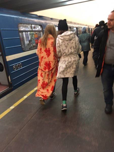 Brave Souls Who Wore Outrageous Outfits In Public (42 pics)