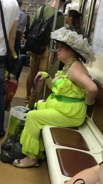 Brave Souls Who Wore Outrageous Outfits In Public (42 pics)